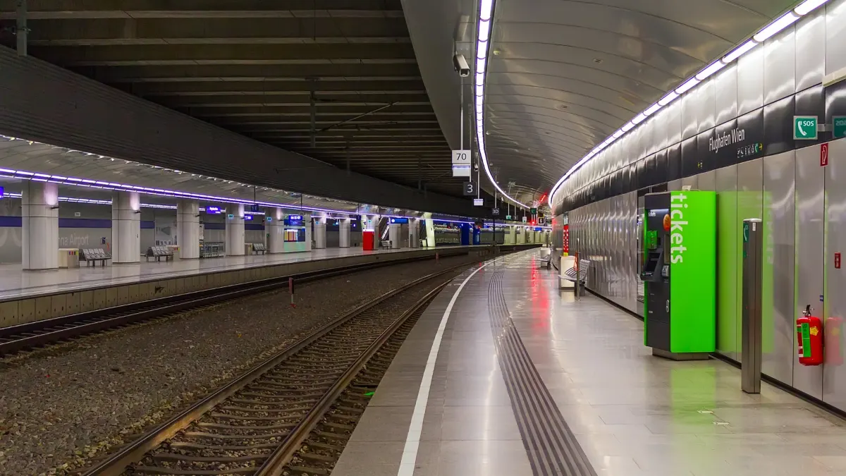Bahnsteig der Station Flughafen Wien – der Railjet aus Graz hält direkt am Terminal