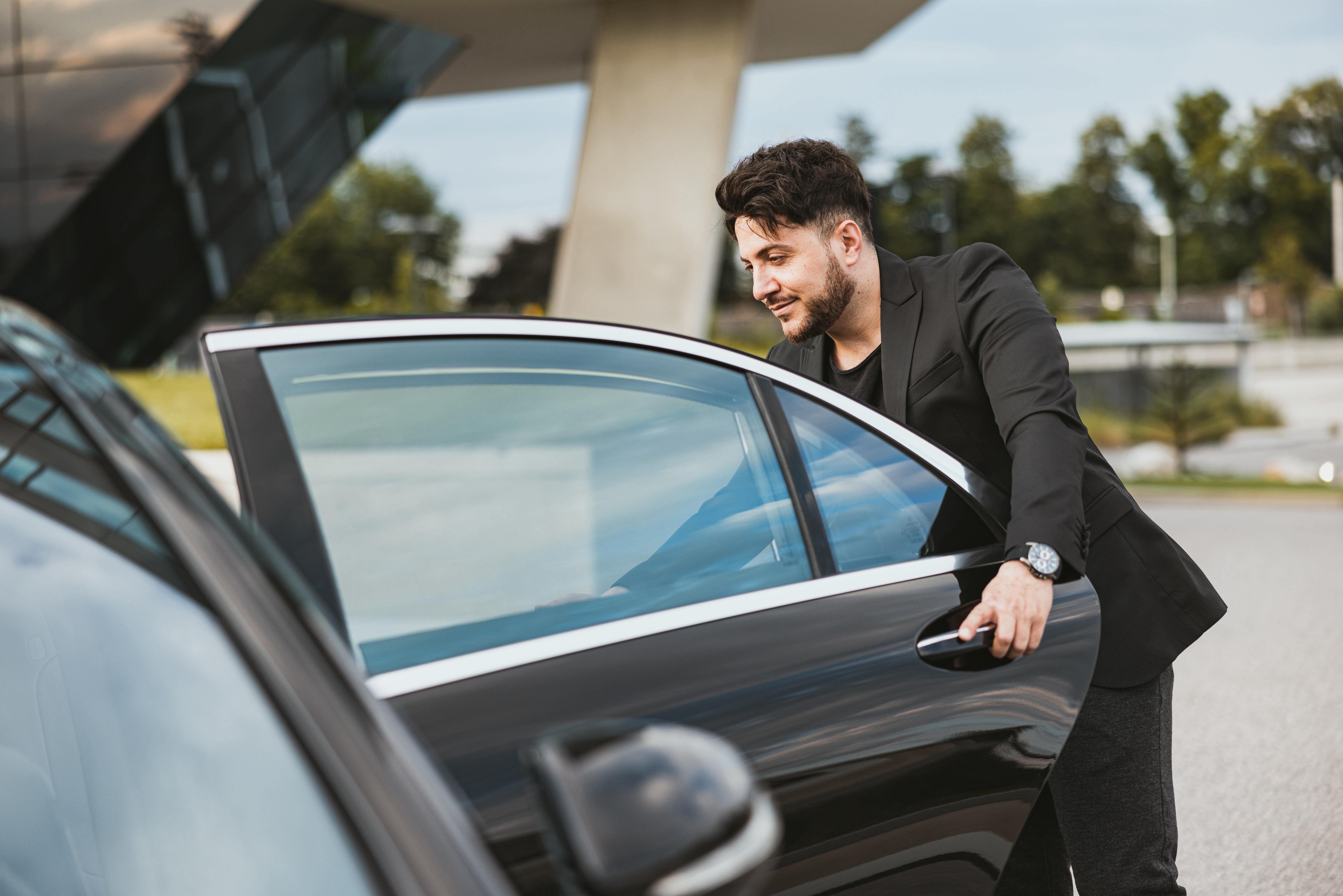 Chauffeur Service Tür öffnen