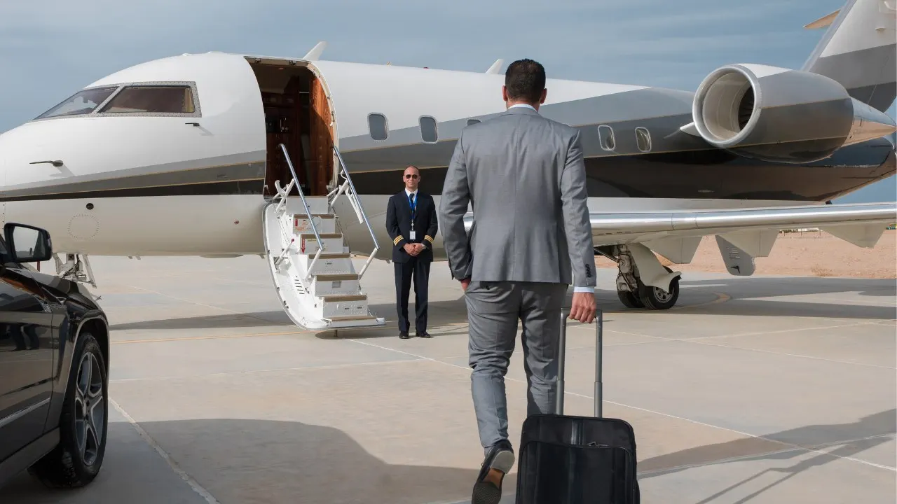 Flughafentransfer ganz Österreich – Chauffeur mit Mercedes-Limousine empfängt Business-Gast am Privatjet