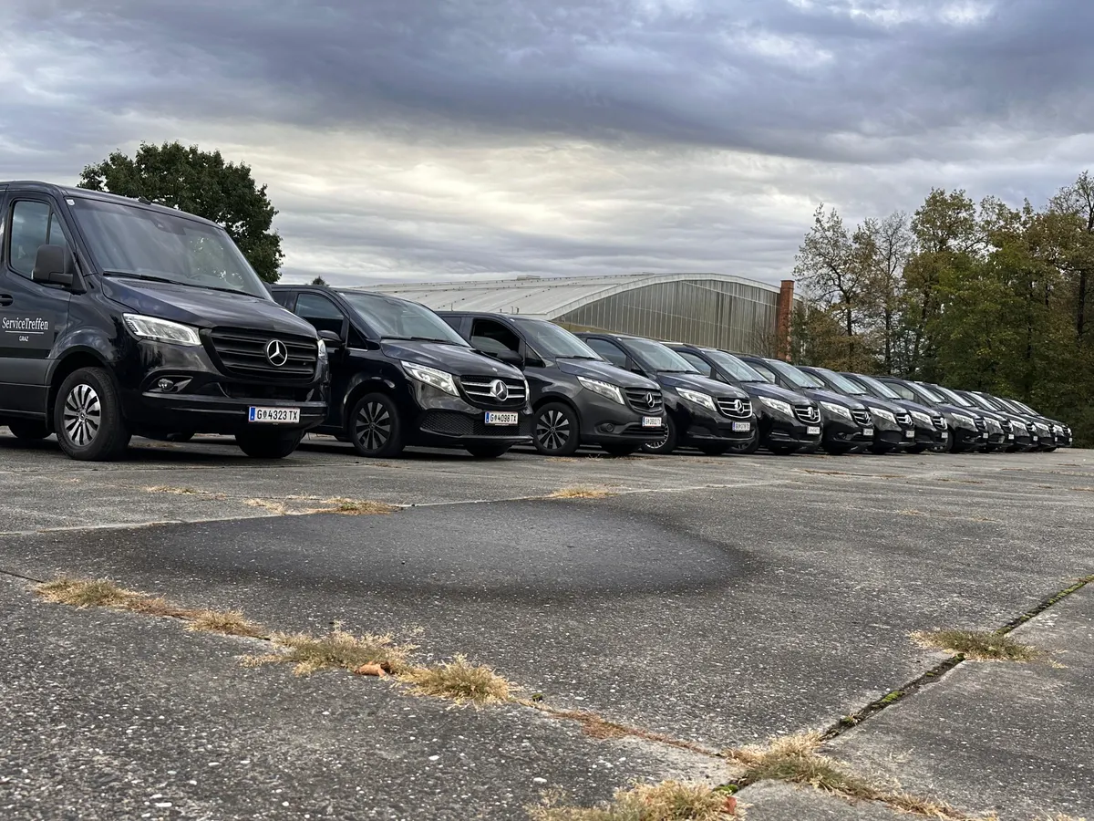 Fuhrpark von ShuttleTransfer Graz – schwarze Mercedes-Vans und Limousinen in einer Reihe