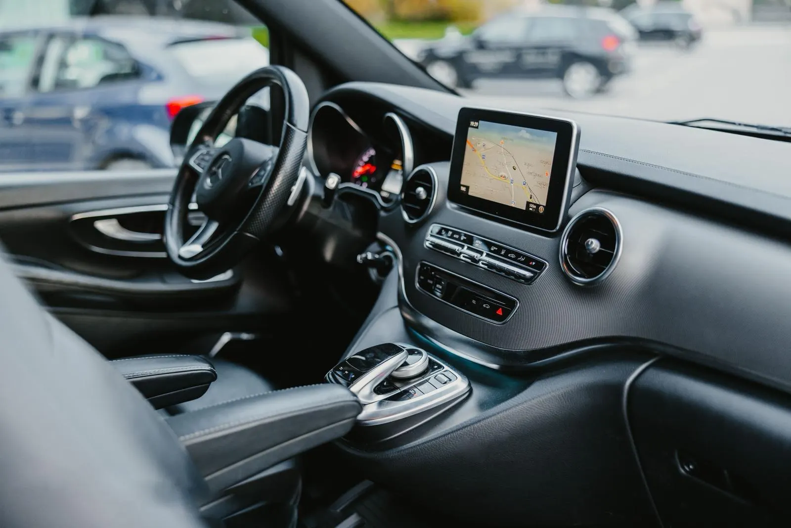 Flughafentransfer Graz – Chauffeur am Steuer der Mercedes-Limousine