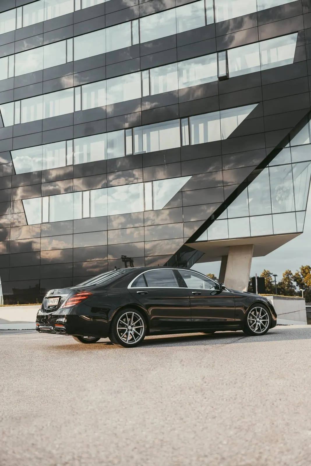 Gäste- und VIP-Abholung Graz – Mercedes-Limousine vor repräsentativer Business-Location