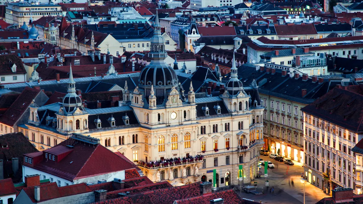 Graz Rathaus & Altstadt am Abend – Servicegebiet Business Chauffeur ShuttleTransfer