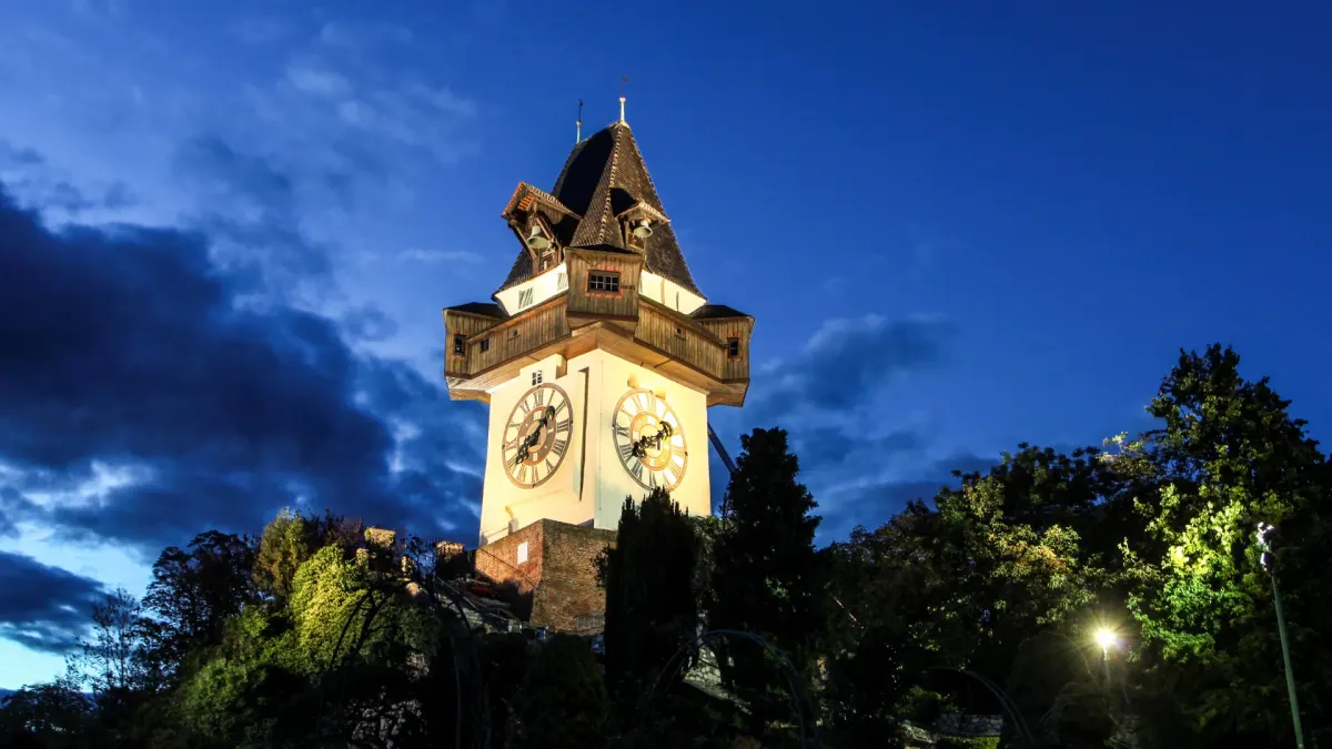 Graz Uhrturm bei Nacht – Servicegebiet Flughafentransfer ShuttleTransfer