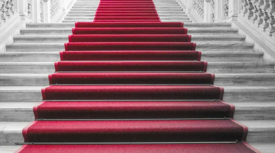 Roter Teppich auf einer Freitreppe – VIP-Empfang für Hochzeit, Gala und Events in Graz