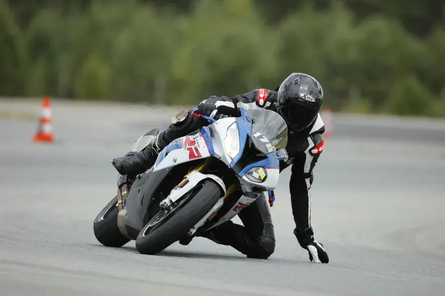 Superbike in Schräglage bei einem Trackday