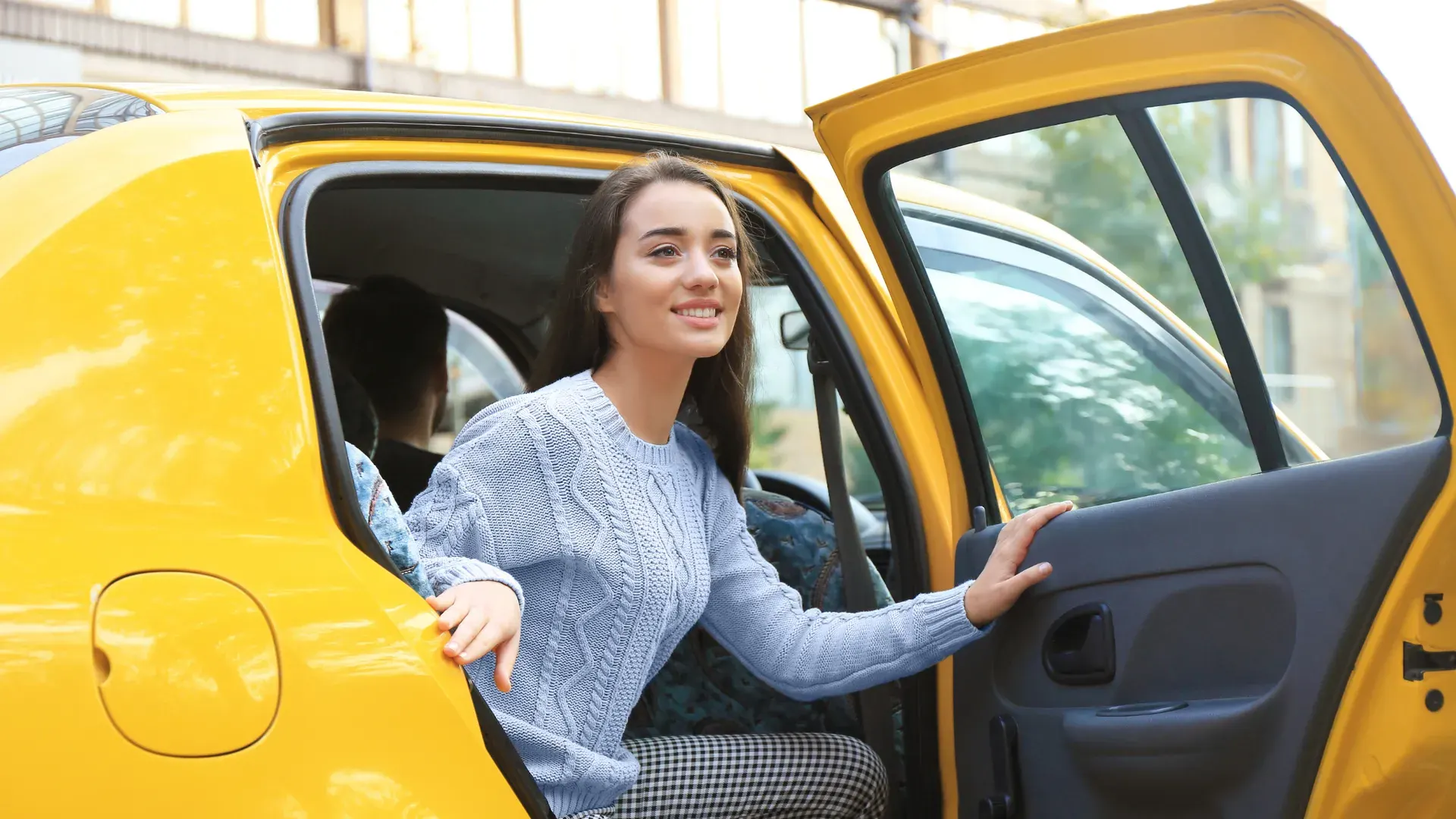 Taxi Service Graz – Kundin steigt in Taxi