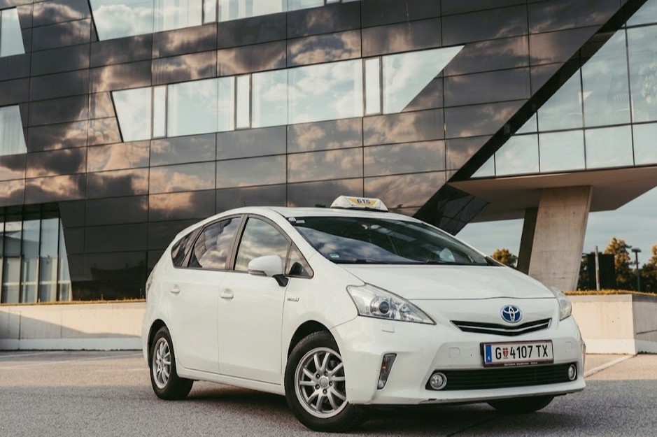 Taxi Graz – Toyota Prius Hybrid Taxi Frontansicht